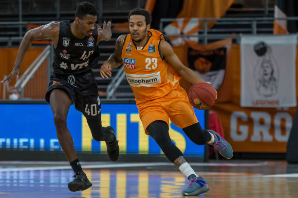 而在防守反 而在防守反